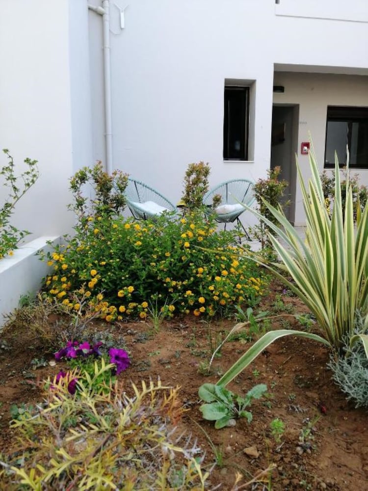 Carisa Suites and Apartments 46/50