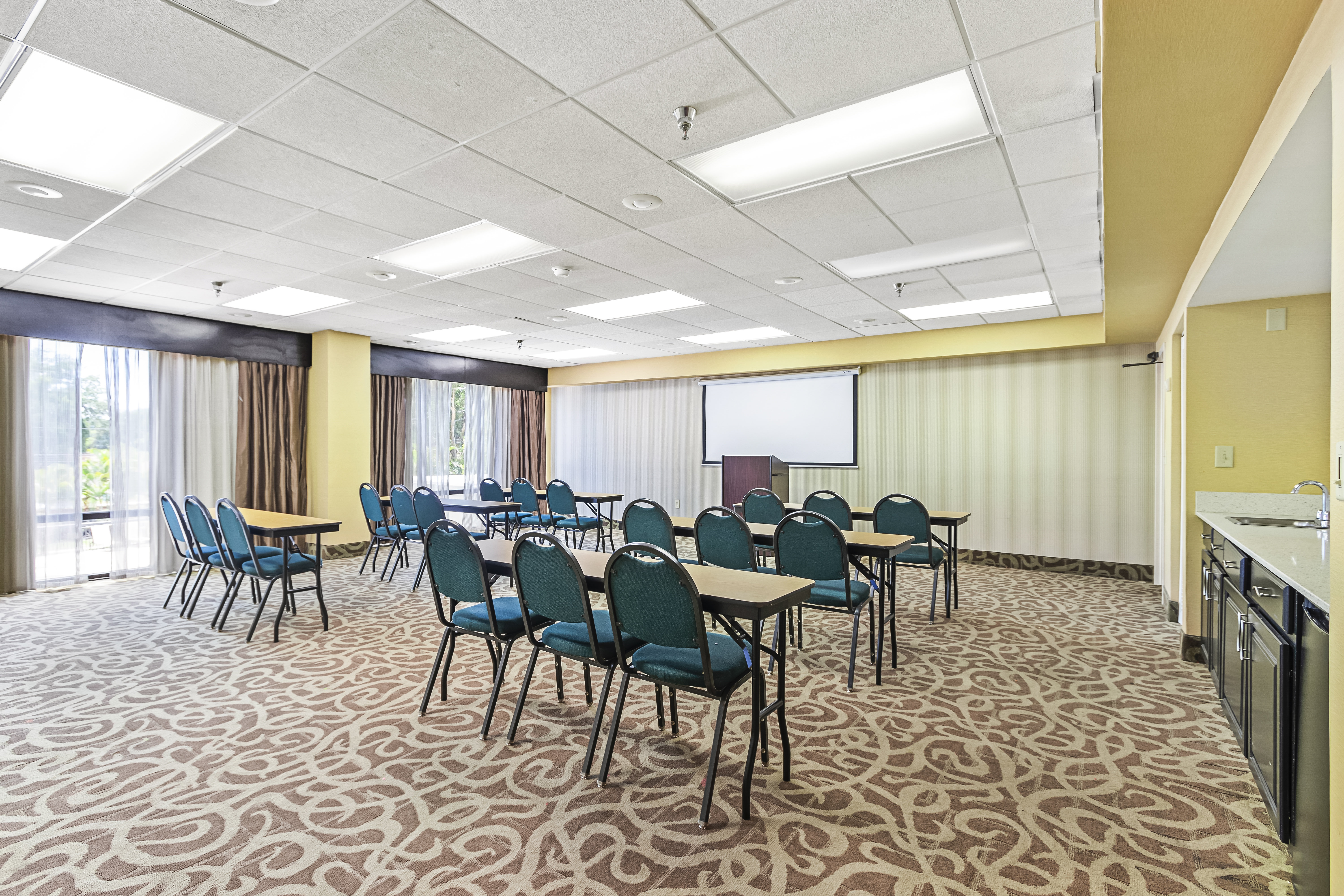 Holiday Inn St. Petersburg West 39/59
