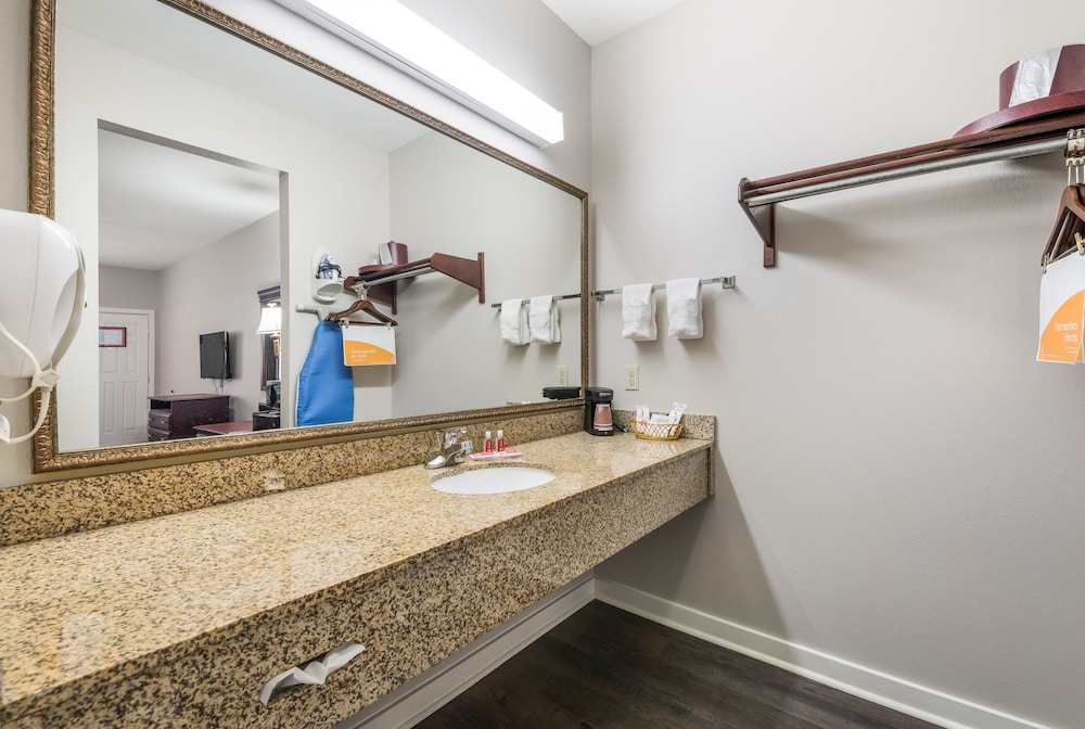 Econo Lodge Inn and Suites Bryant 3/9