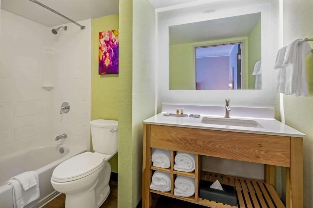 La Quinta Inn & Suites by Wyndham San Francisco Airport N 19/23