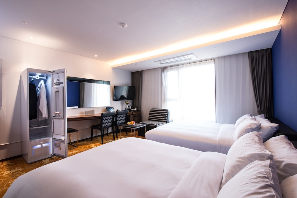 Hotel Leo 12/48