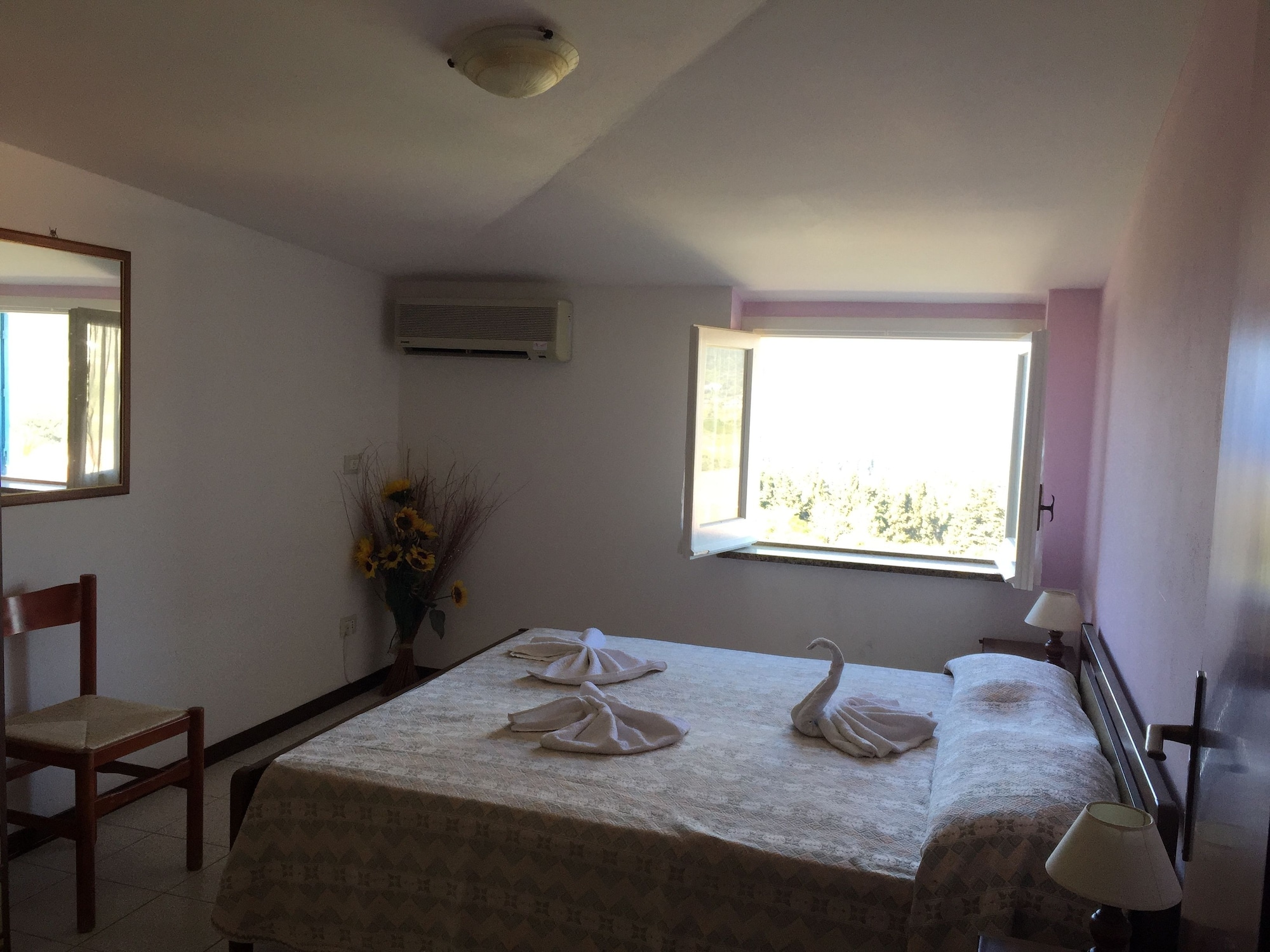 ROOM, DOUBLE OR TWIN BED