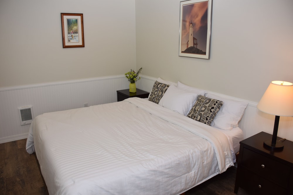 Longliner Lodge and Suites 7/41