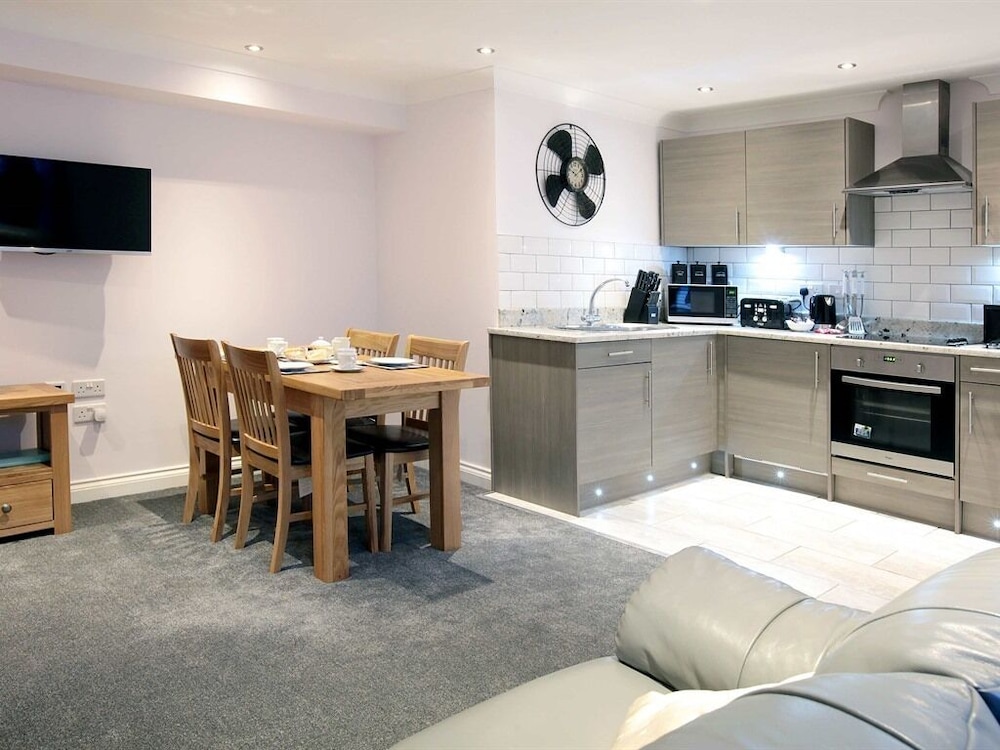 Austen's Luxury Apartments 40/50