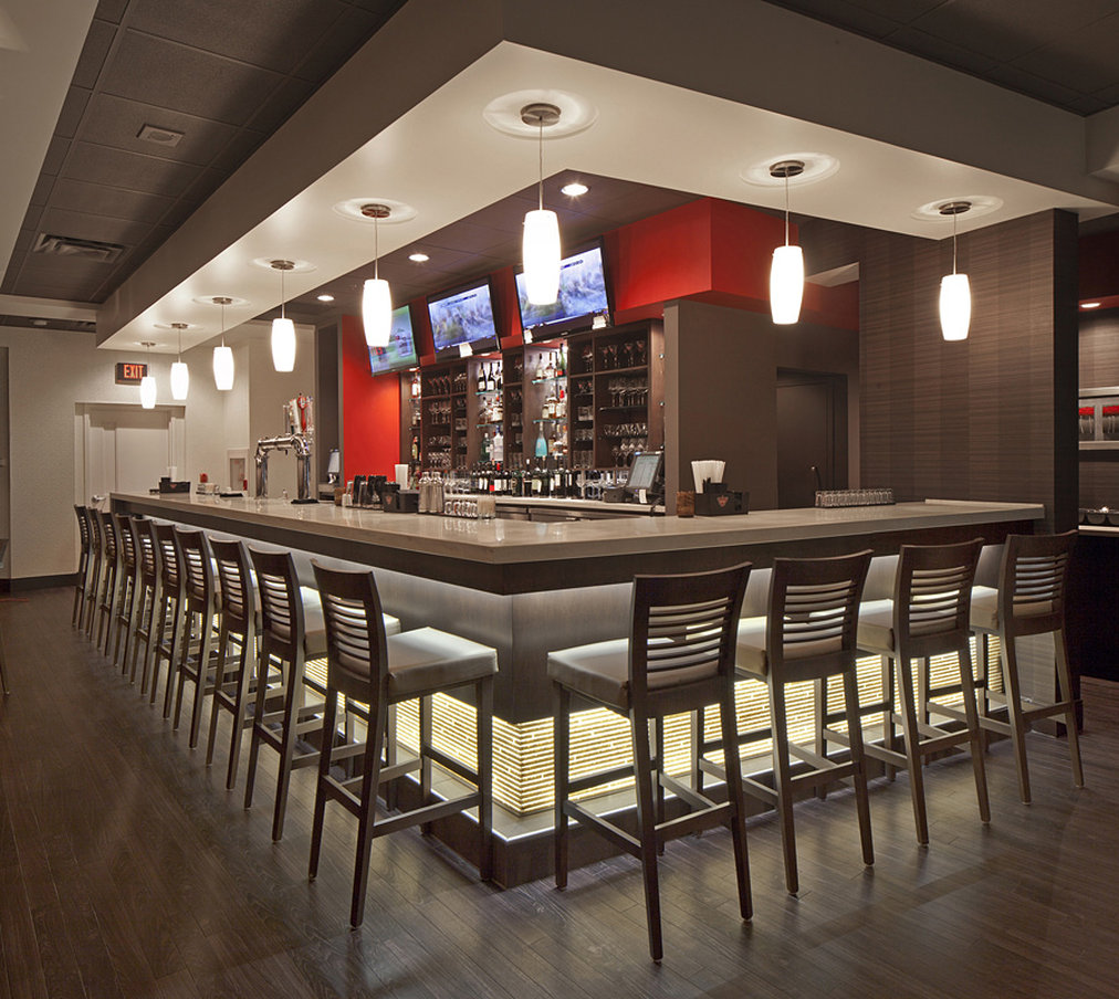 Holiday Inn Suites Windsor Ambassador Bridge 46/72