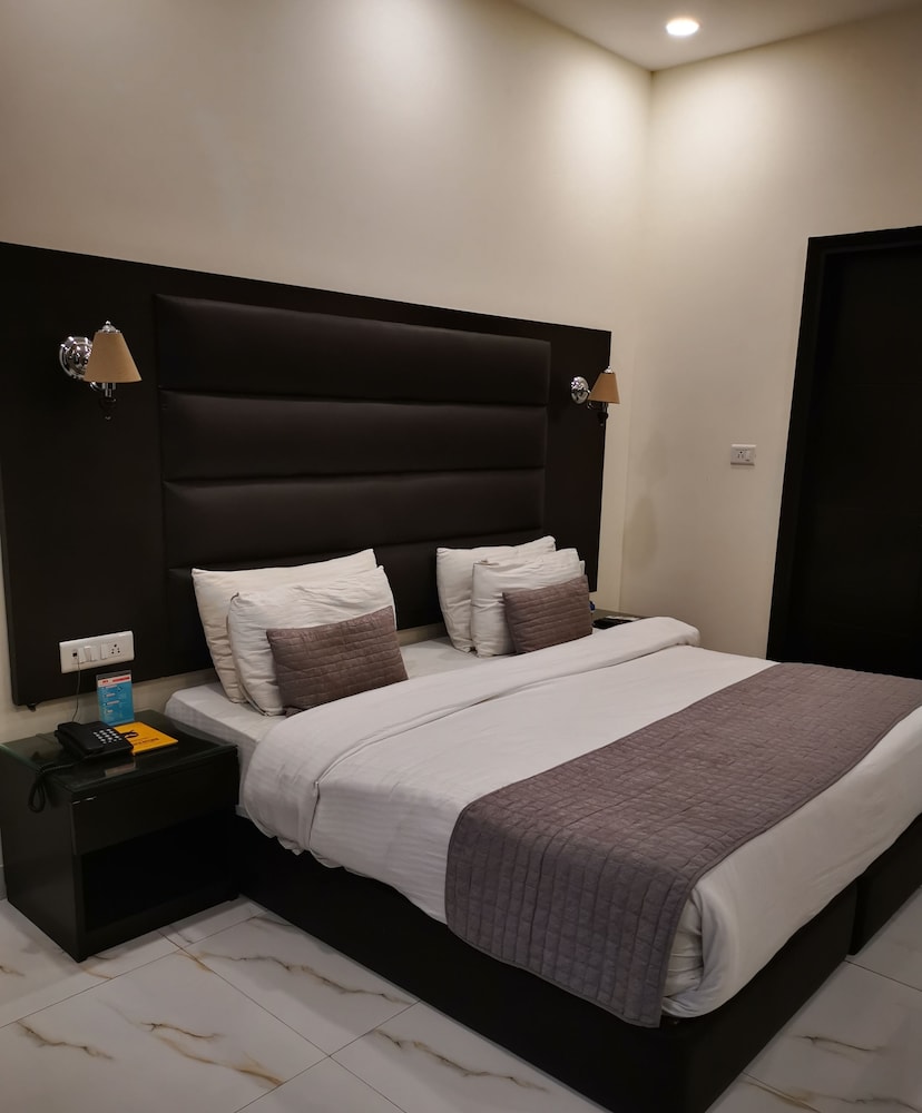 LUXURY, STUDIO, SUITE, KING BED, GARDEN VIEW, GROUND FLOOR