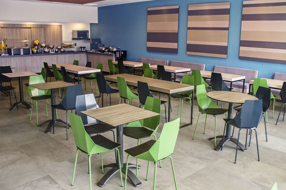 City Express Plus by Marriott Monterrey Galerias 18/32