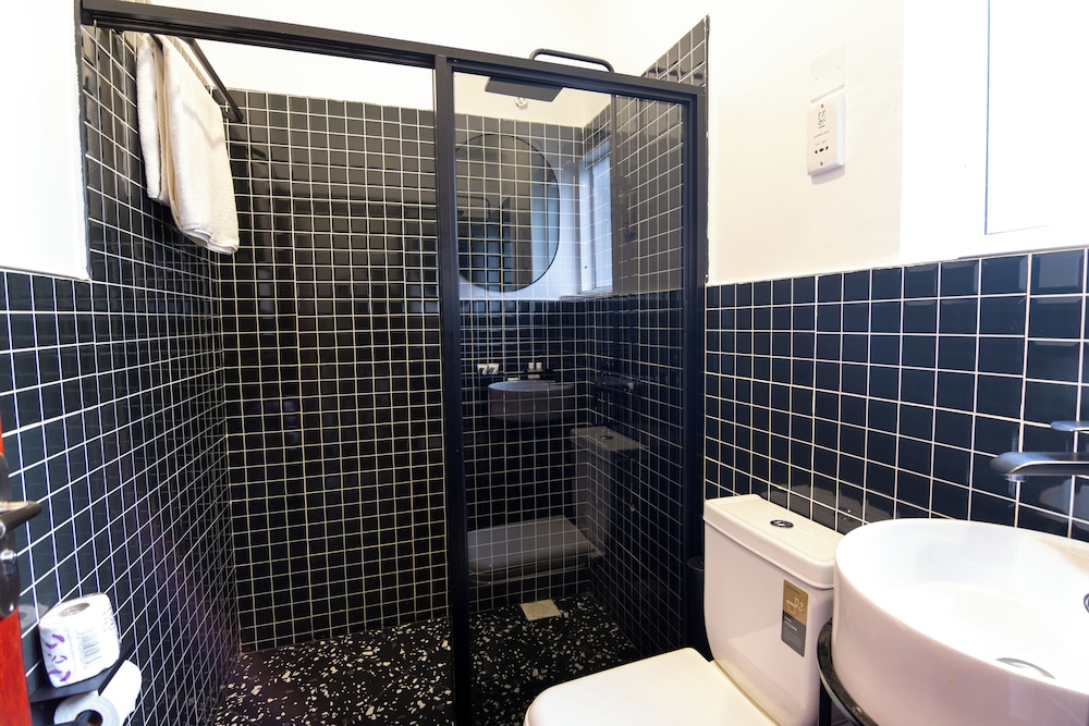 The Explorers Inn 44/45