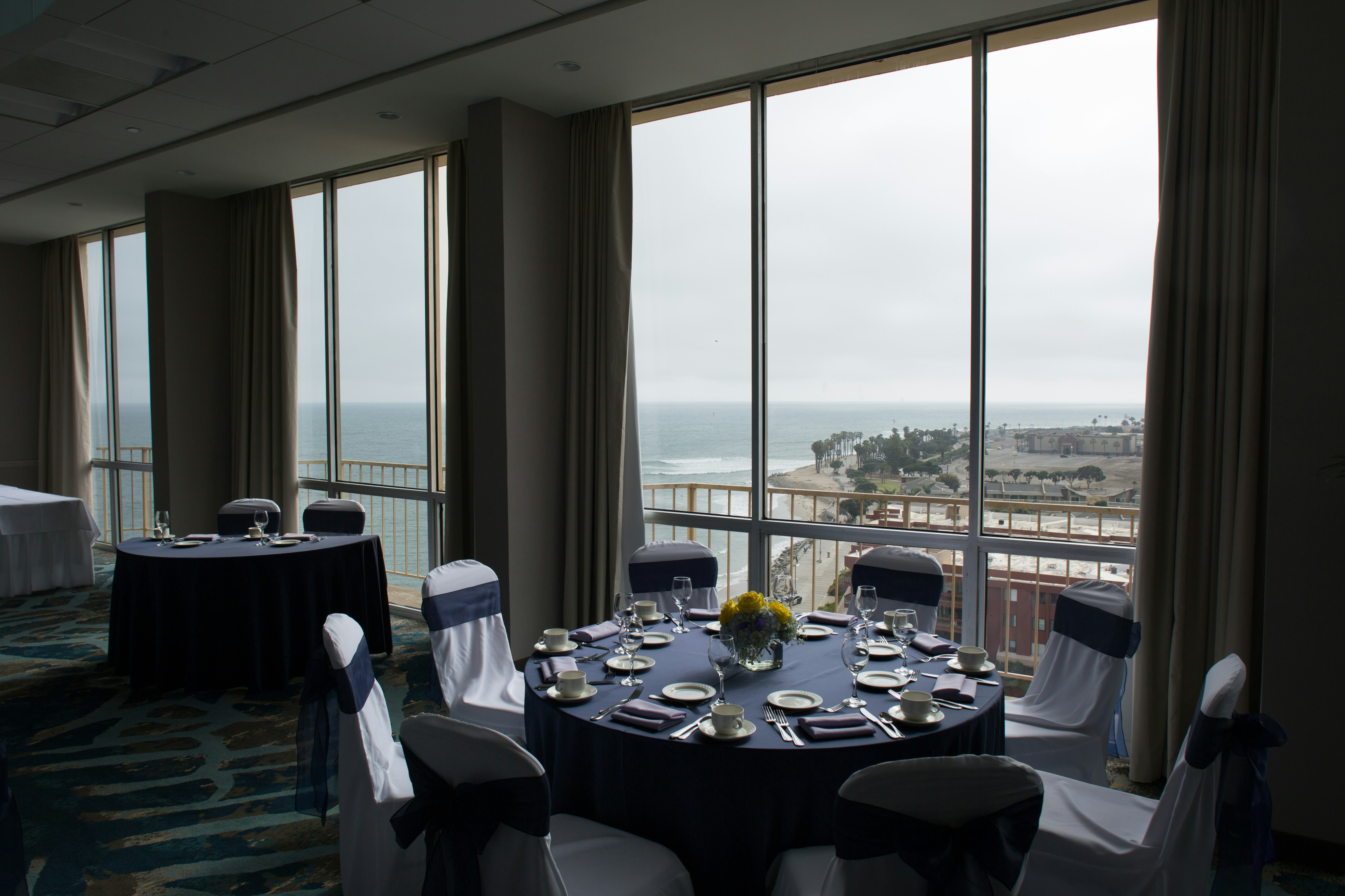 Crowne Plaza Ventura Beach 54/74