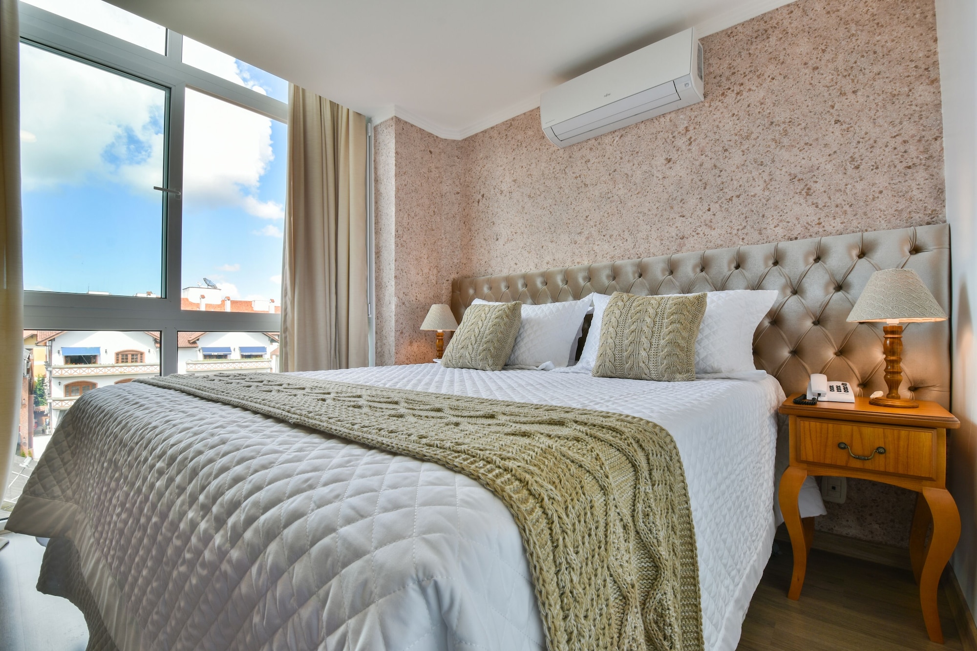 SUPERIOR, QUEEN BED
