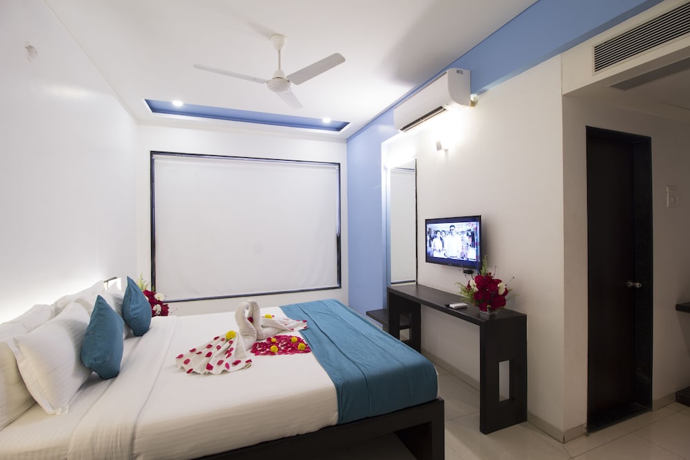 EXECUTIVE, KING BED, SOFA