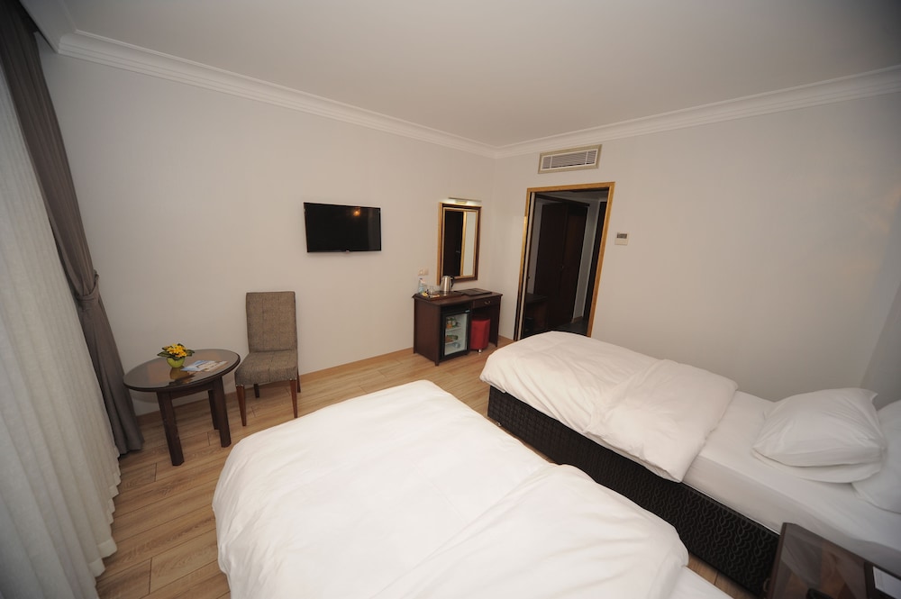 Golden Lake Hotel 11/50
