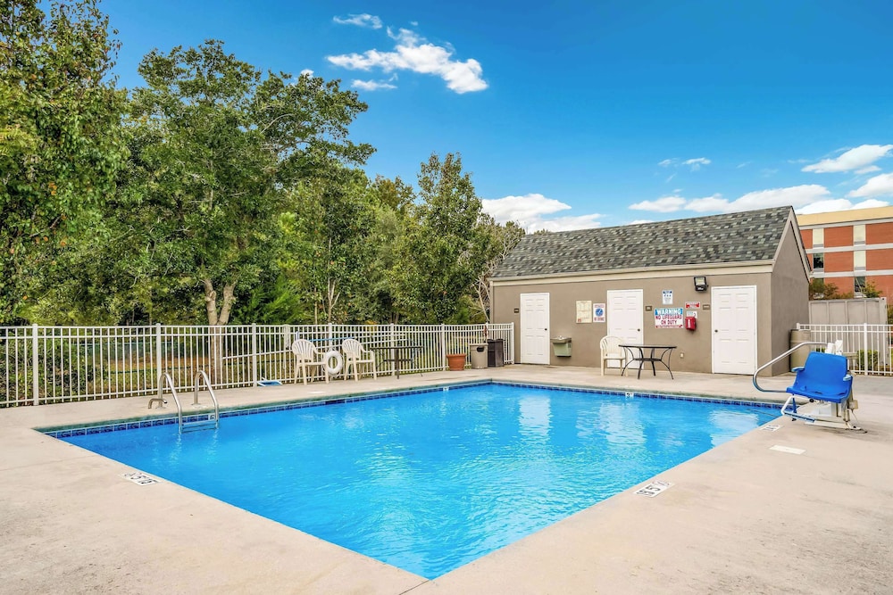 Sleep Inn & Suites Jacksonville Near Camp Lejeune 29/33