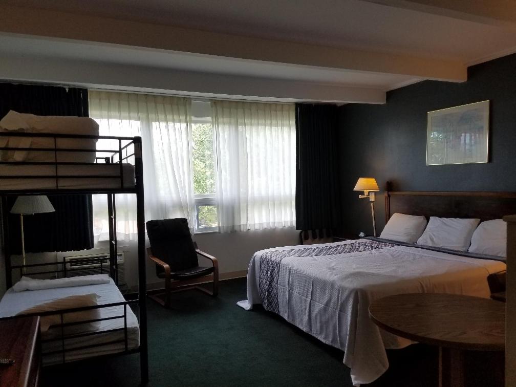 غرفة بسرير كينج وسرير بطابقين، Travelodge By Wyndham Lake George Ny 2/7