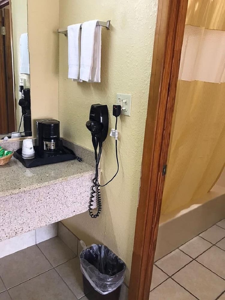 Americas Best Value Inn Indianola 18/26