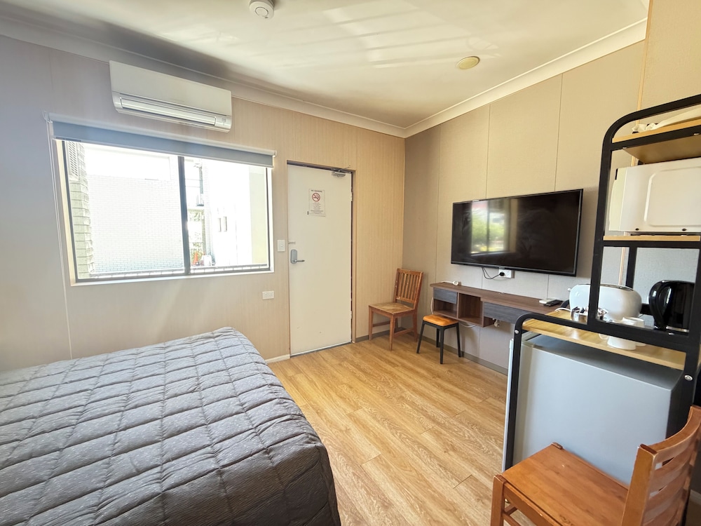 Budget, Queen Bed 1/6