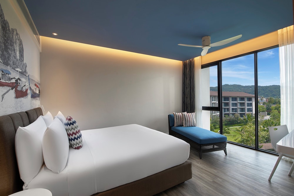 جناح بسرير كينج بإطلالة على المسبح بغرفة نوم واحدة، OZO Phuket 3/10