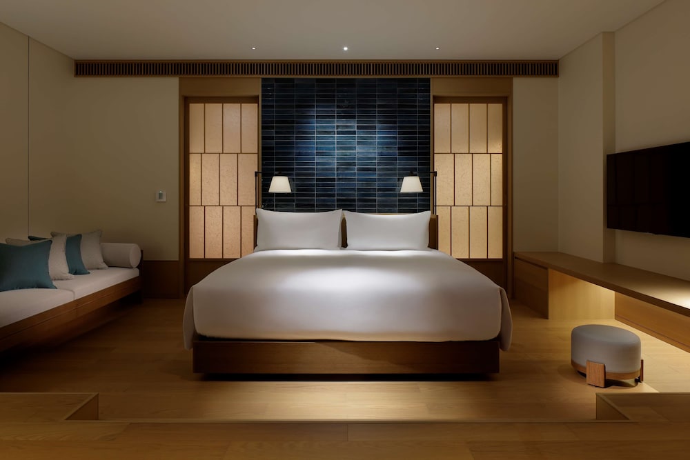 Pool Side, King Bed, Terrace