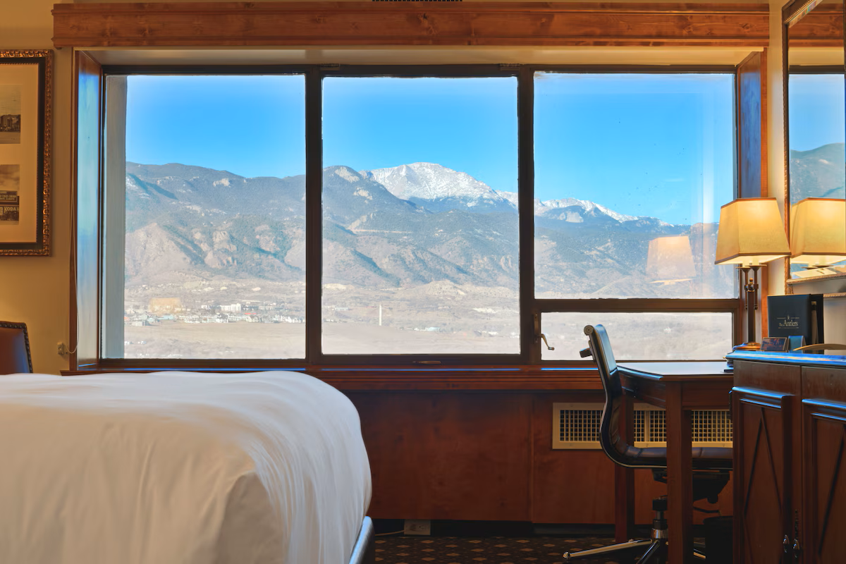 1 Bedroom, Executive, Suite, King Bed, Mountain View