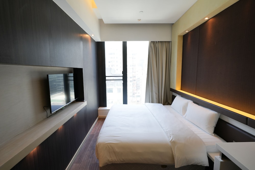 Epoch Hotel 11/34
