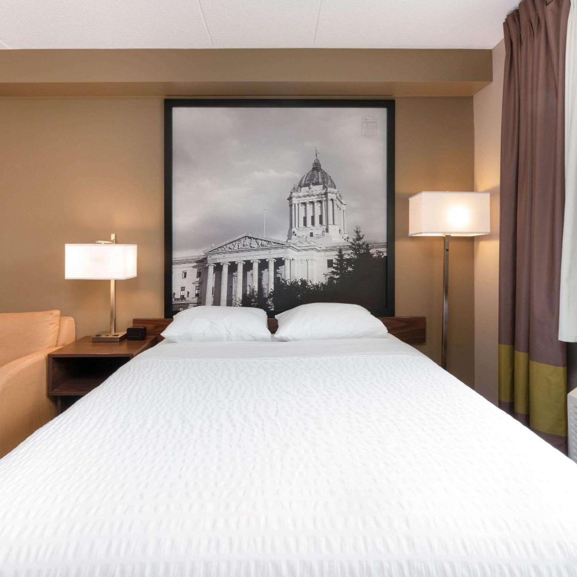 غرفة بزنس بسرير كوين مع أريكة، Super 8 by Wyndham Winnipeg West 2/10