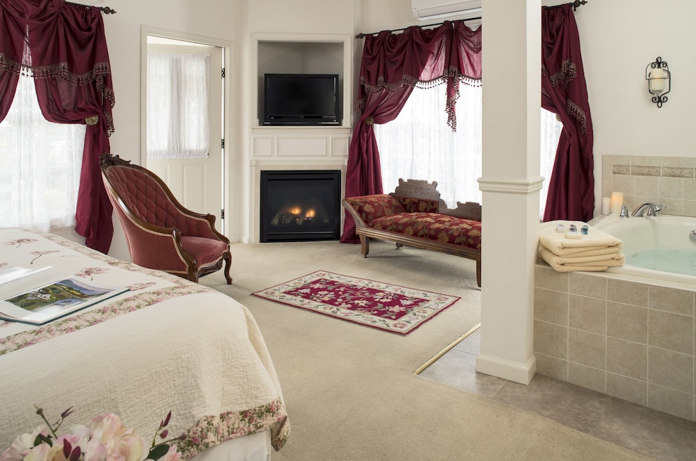 Lanai, King Bed, Private Bathroom