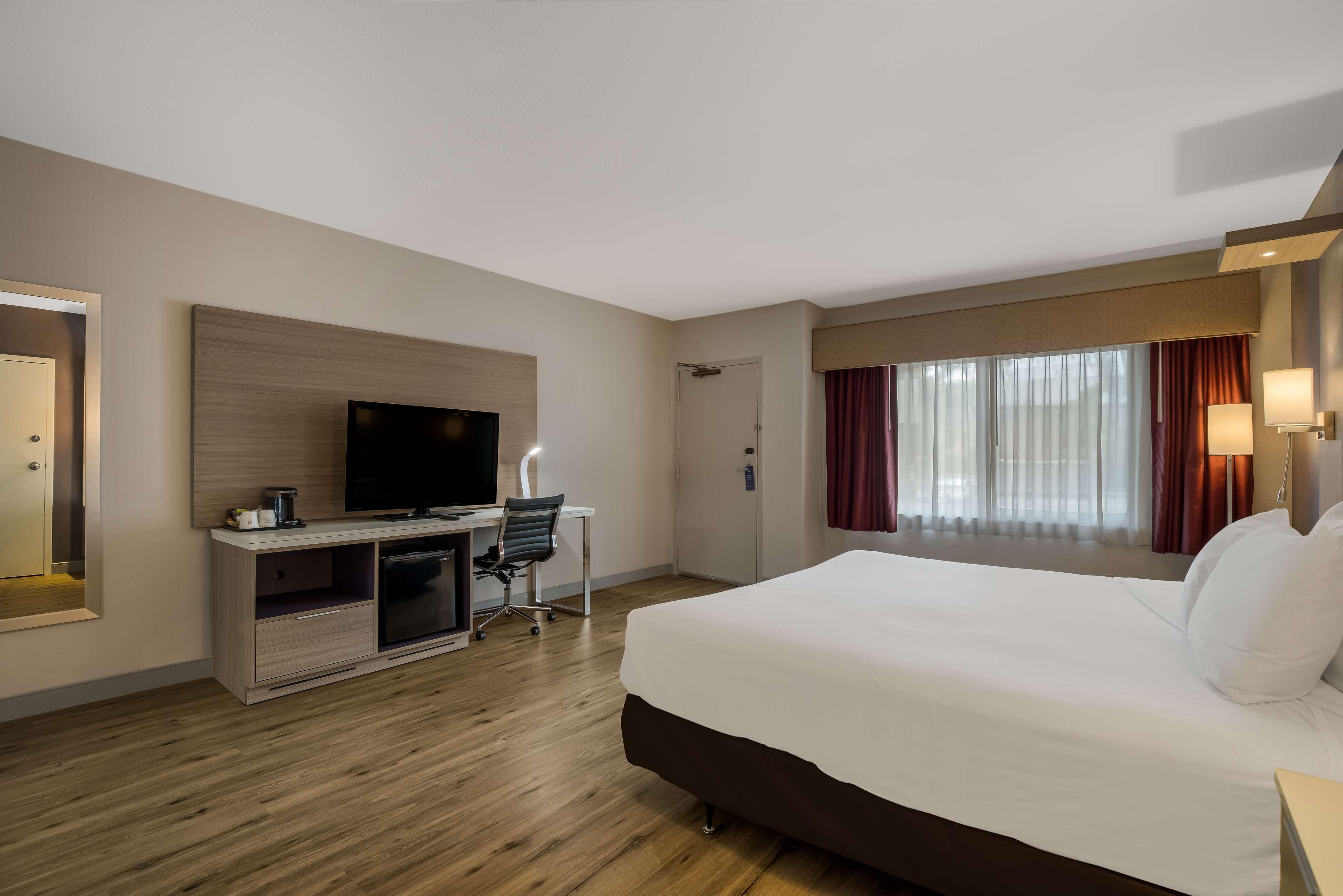 غرفة لذوي الإعاقة، Best Western Diamond Bar Hotel & Suites 2/4