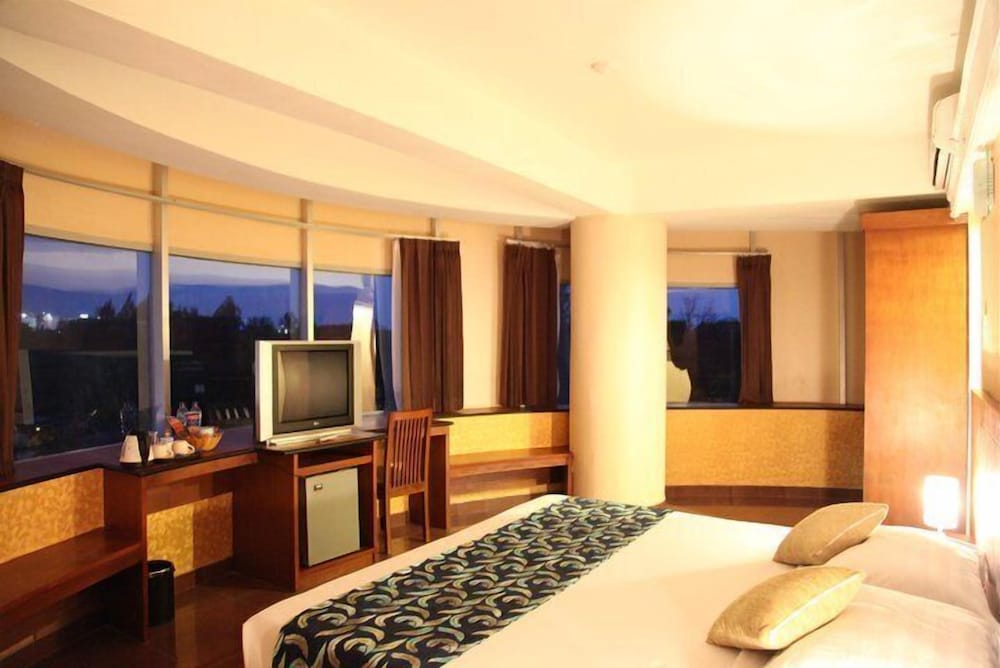Hotel Oval Surabaya 16/28