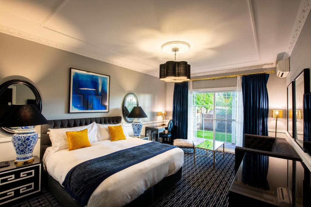 Courtyard, Standard, King Bed