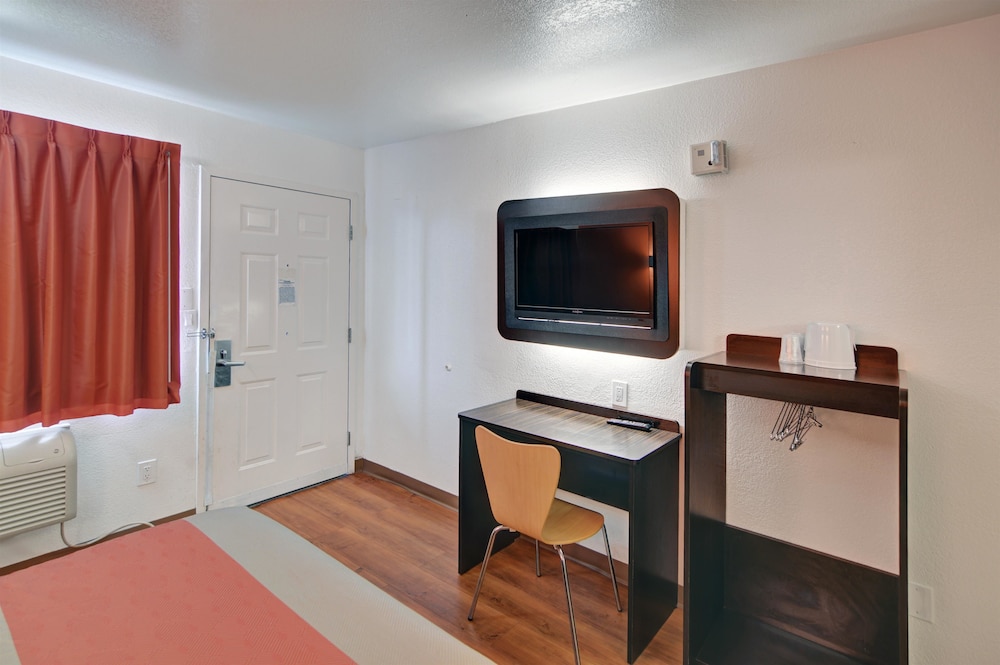 Motel6 Denton, TX - UNT 40/60