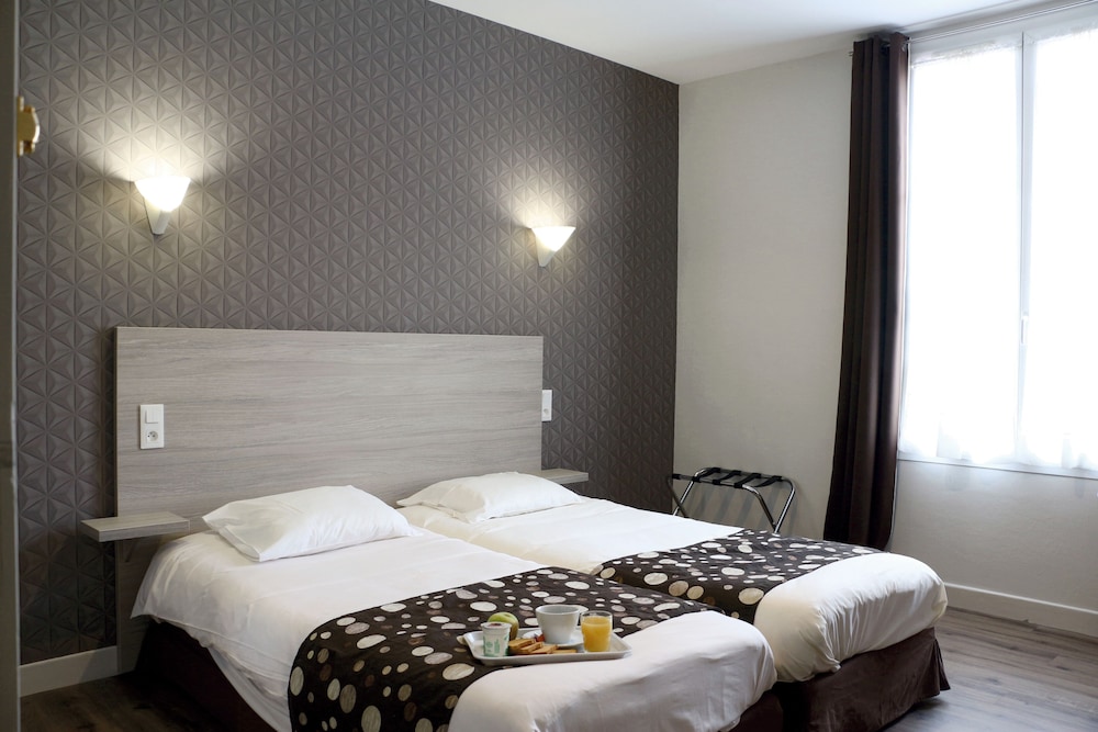 HOTEL DE LA PLACE 8/50
