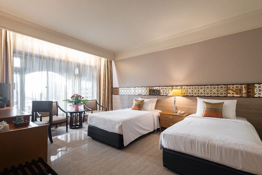 Indra Regent Hotel 33/82