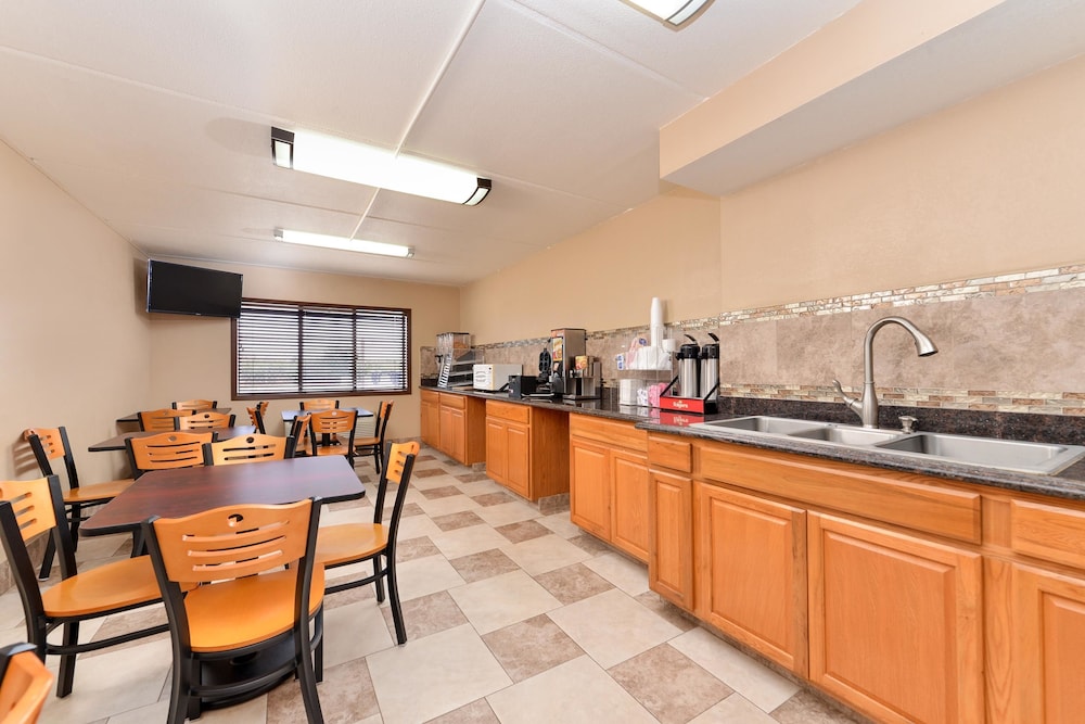 Americas Best Value Inn Clear Lake 15/18