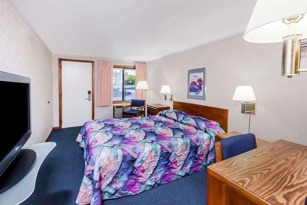 Knights Inn Mackinaw City 5/17