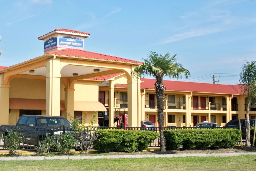 Howard Johnson by Wyndham Houston Heights/Downtown