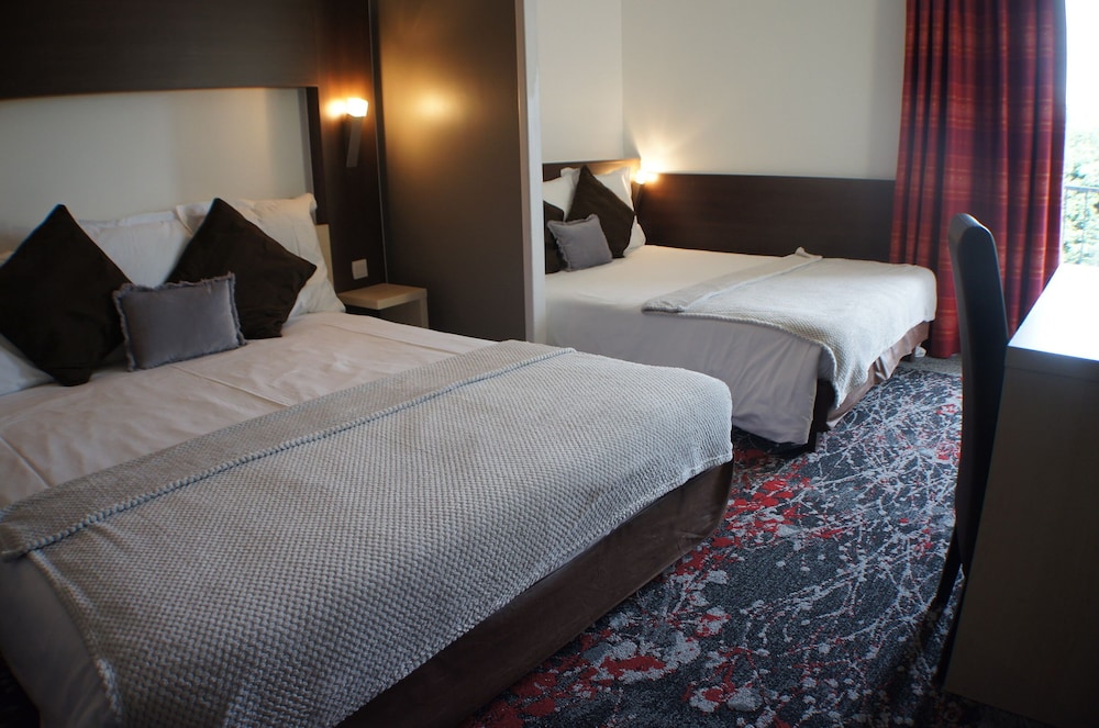 غرفة رباعية بسريرين مزدوجين، Hotel the Originals Annonay Est La Siesta 3/8