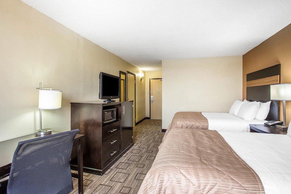 Clarion Hotel Fort Mill Near Amusement Park 7/35