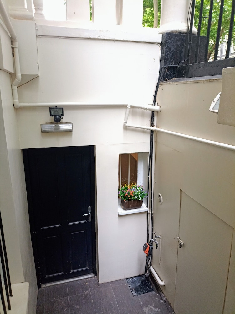 Edward Hotel Paddington 44/65