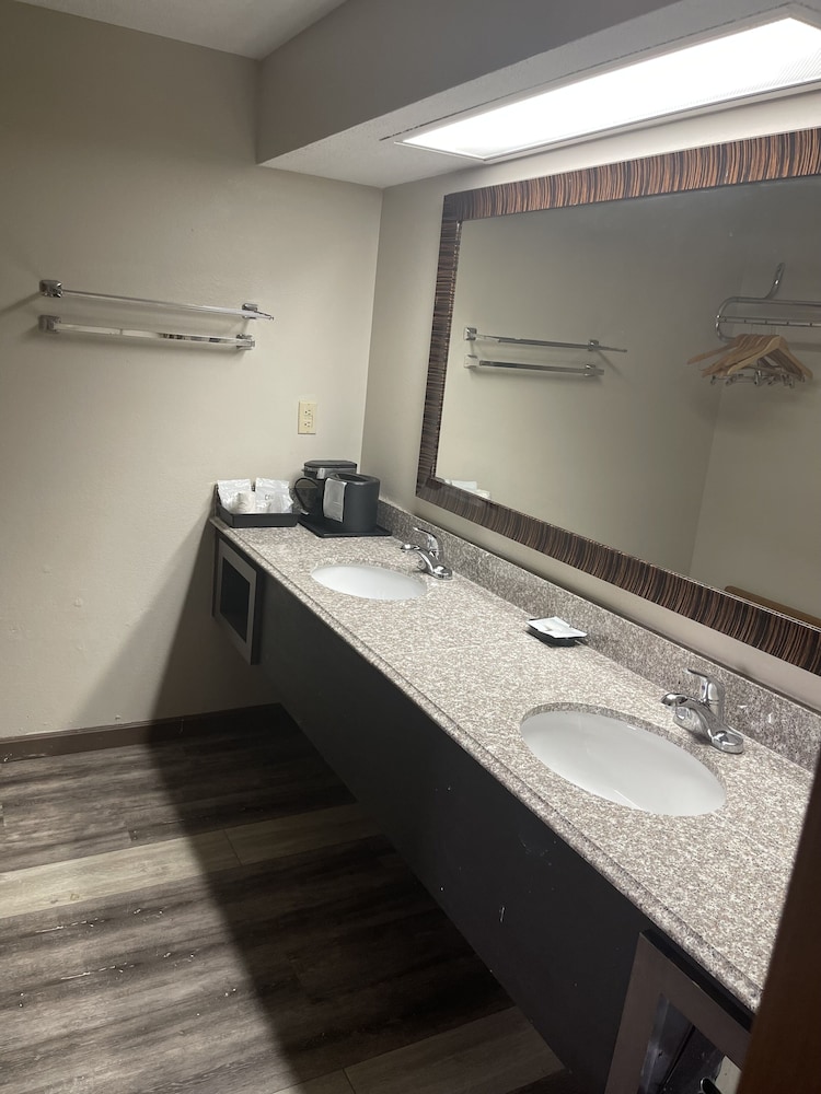 Royal Inn & Suites 22/24