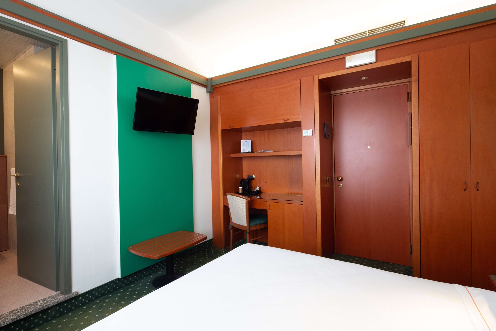 غرفة كلاسيكية ثلاثية بسرير كينج وسرير فردي