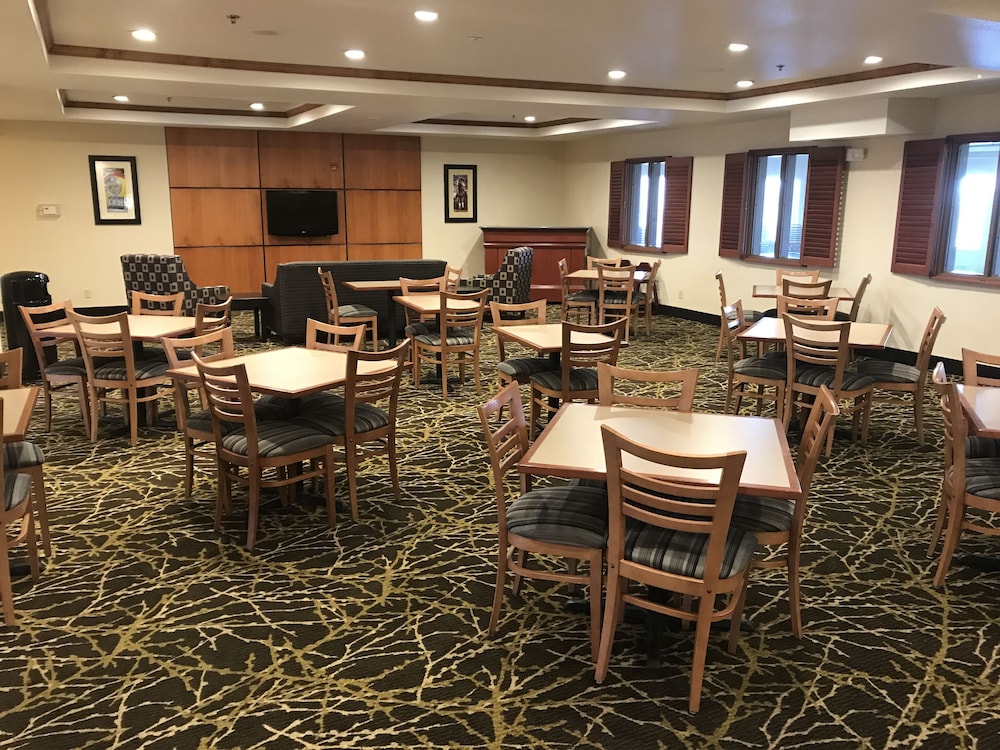 Holiday Inn Express Syracuse-Fairgrounds 61/75