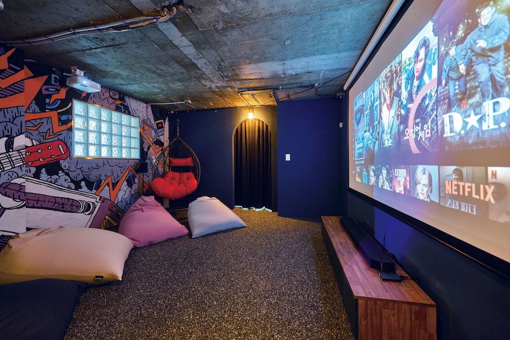 88 Hostel 37/49