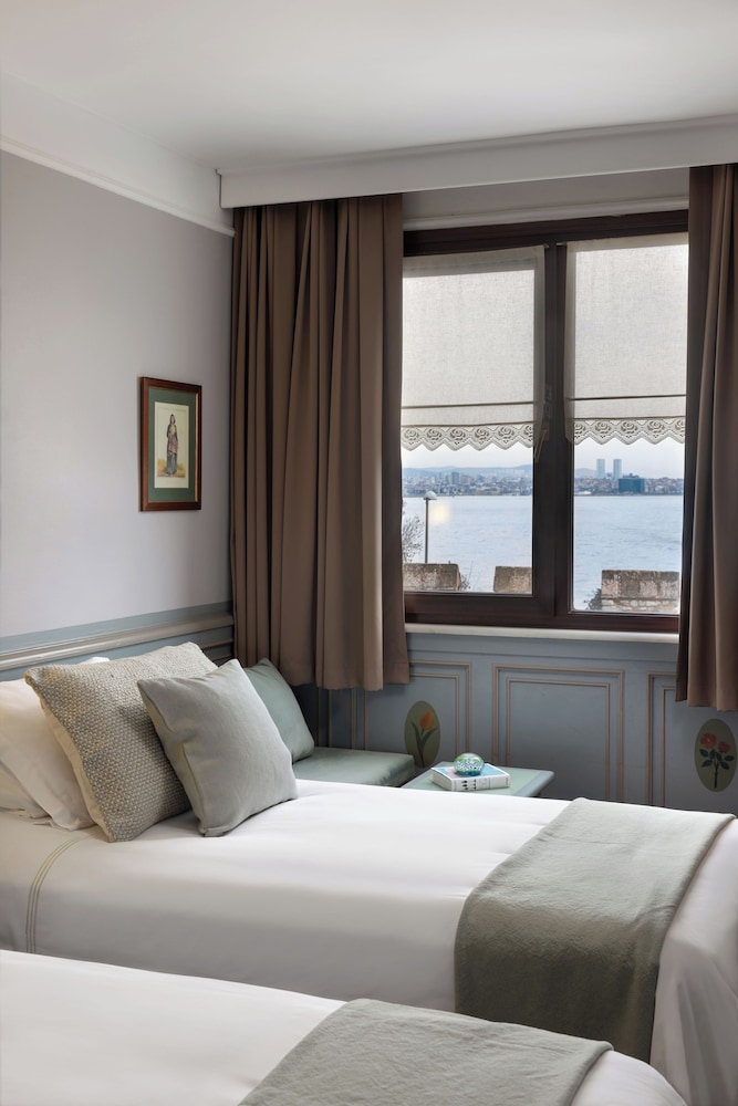 DELUXE, DOUBLE OR TWIN BED, SEA VIEW