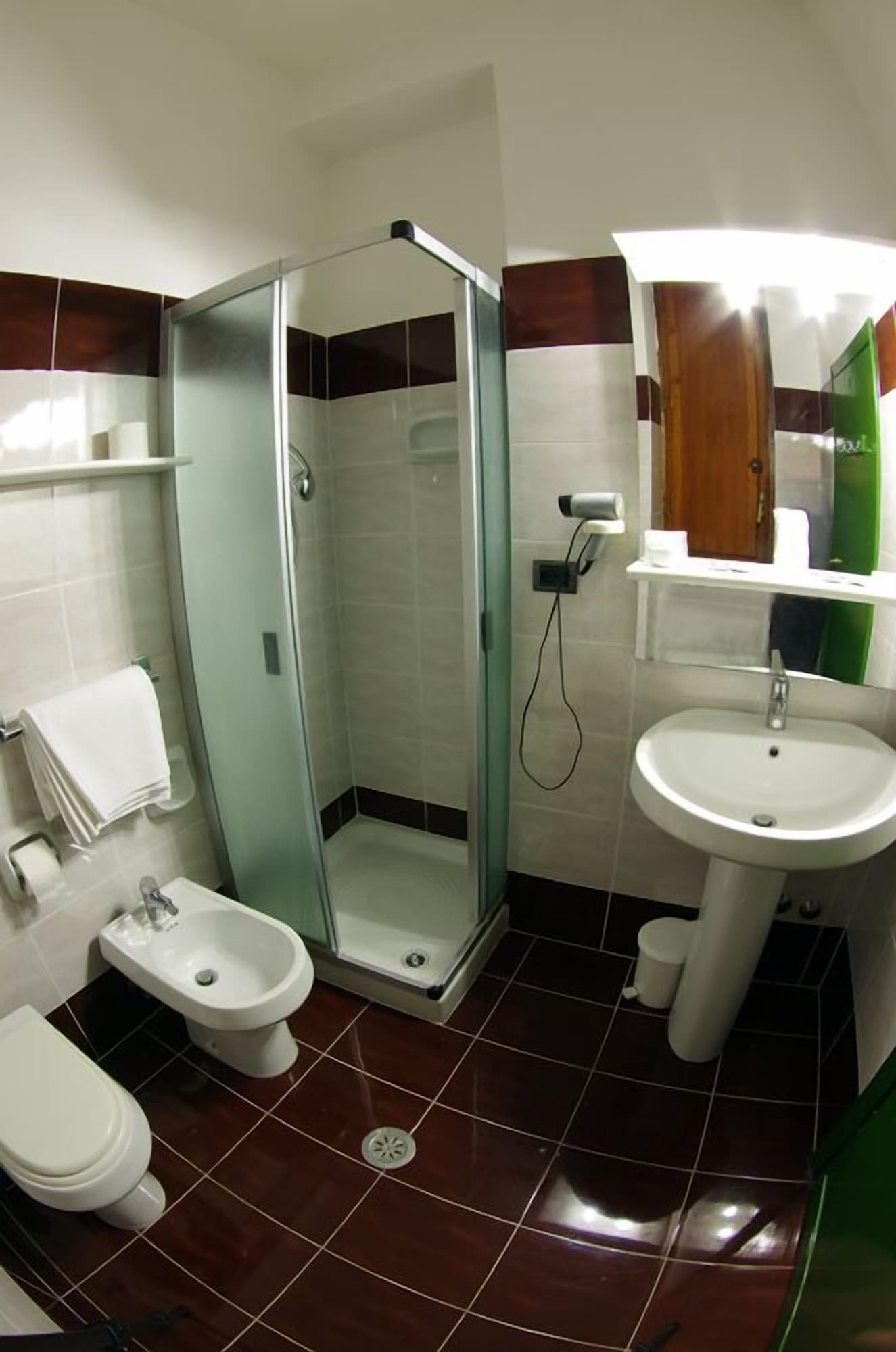 ROOM, QUADRUPLE