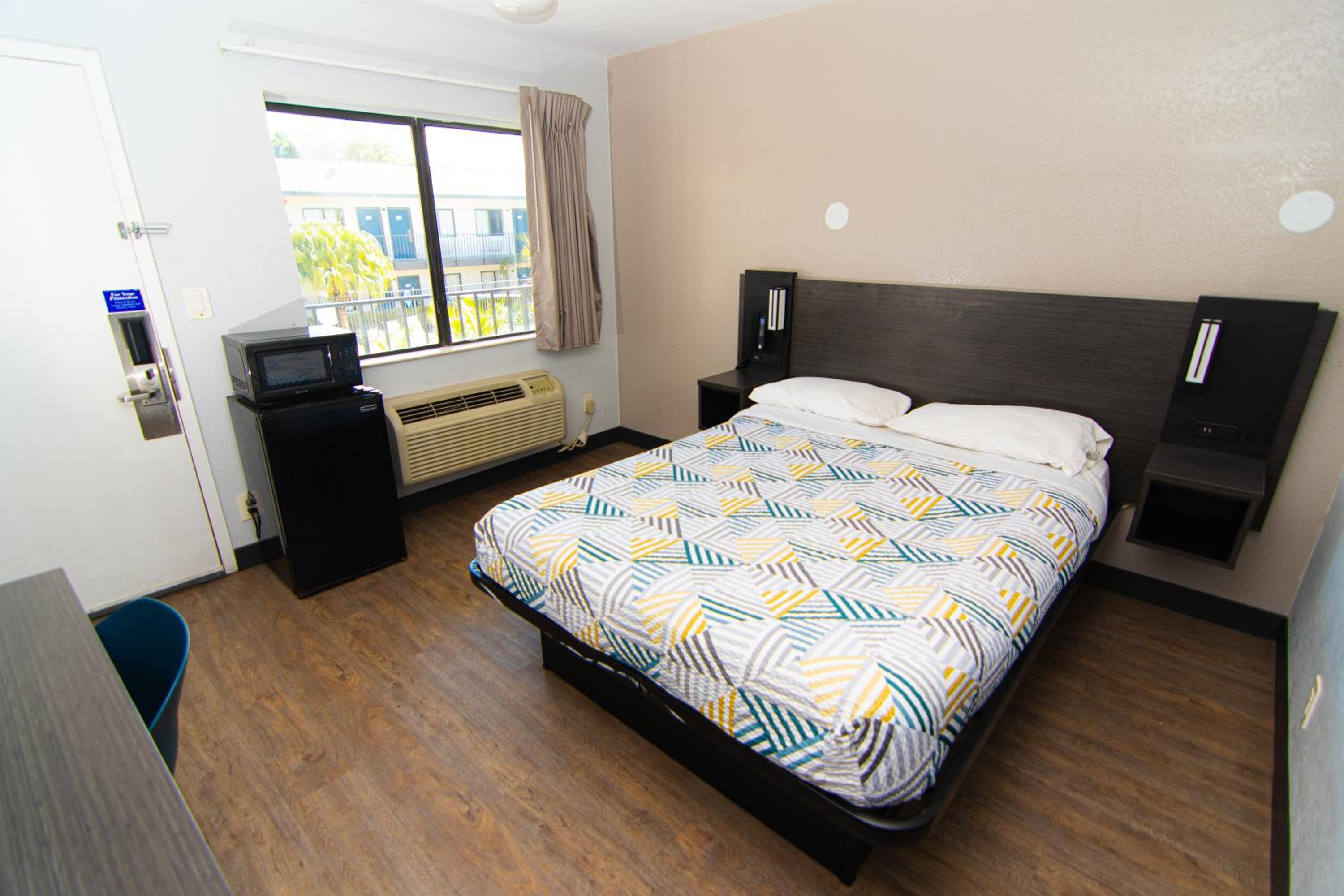 1 Queen Bed - Mobility Accessible Tub