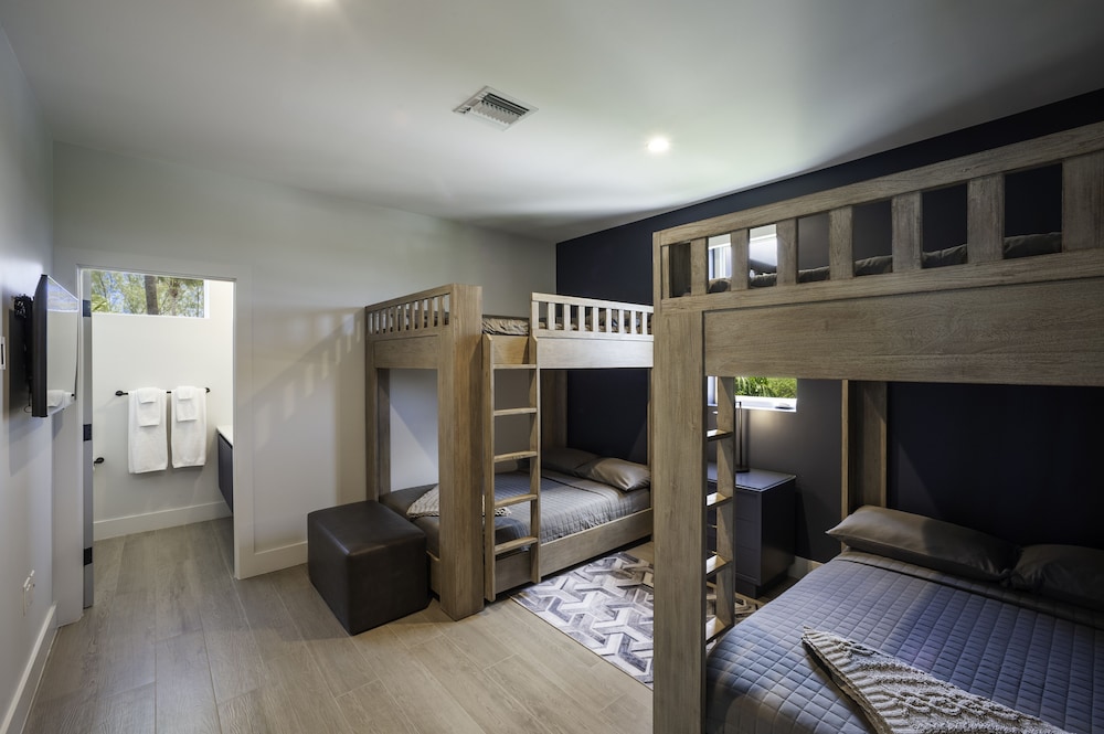 Black Urchin Boutique Resort 30/65