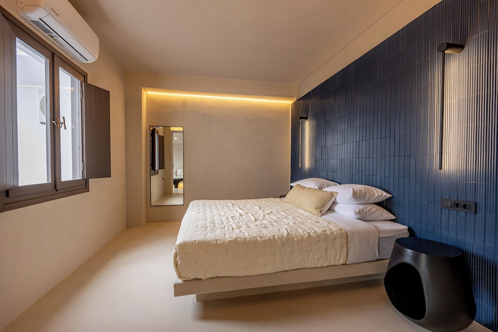 DELUXE, STUDIO, SUITE