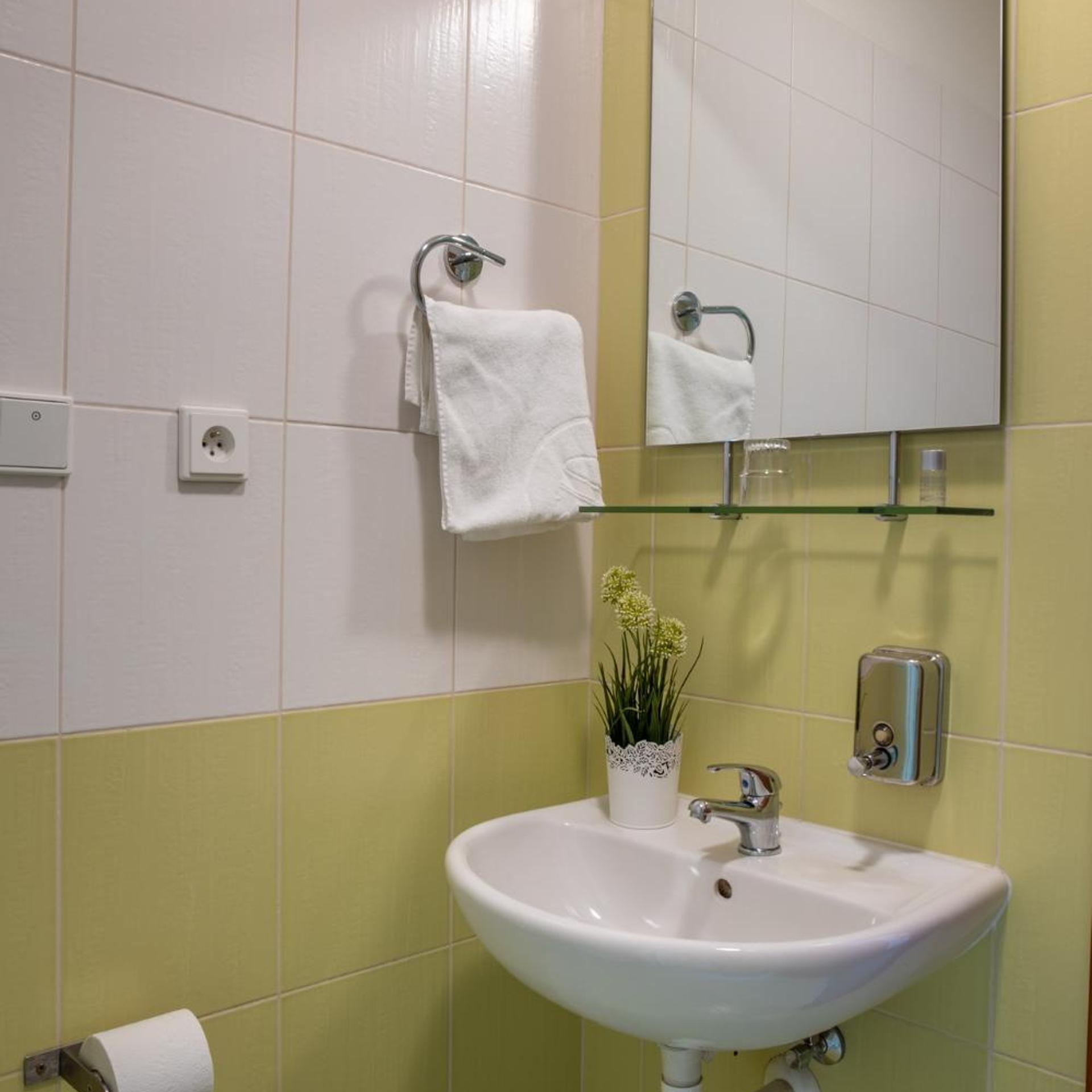 Kanarek Hotel 47/50