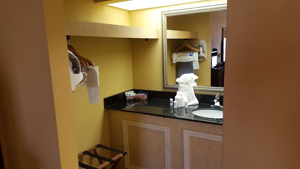 Best Western Flagship Inn 15/30