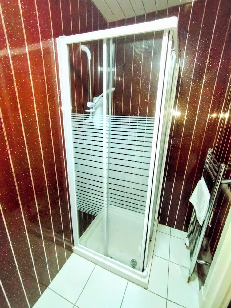 Oyo Gin House Hotel 50/50